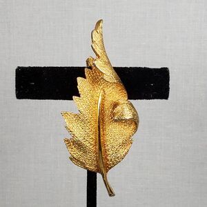 Vintage 1950's  Coro Gold Tone Large Leaf Design Textured Pegasus Leaf Brooch